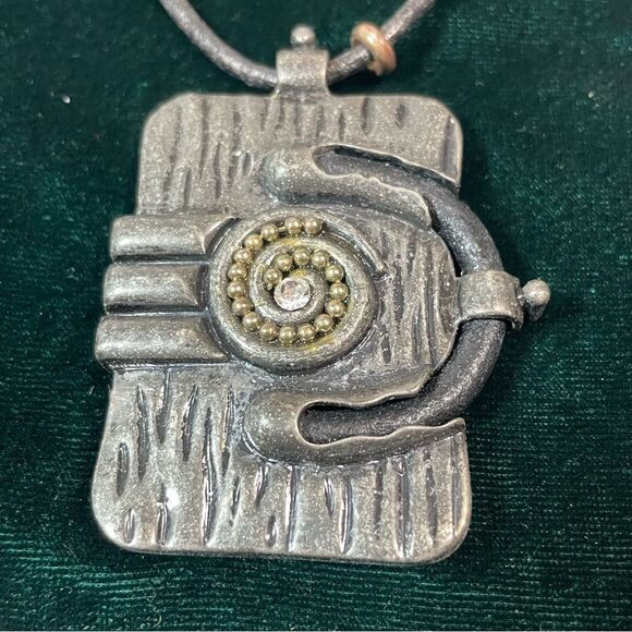 Camera necklace in multi metal with "gem" lens - Picture 3 of 6
